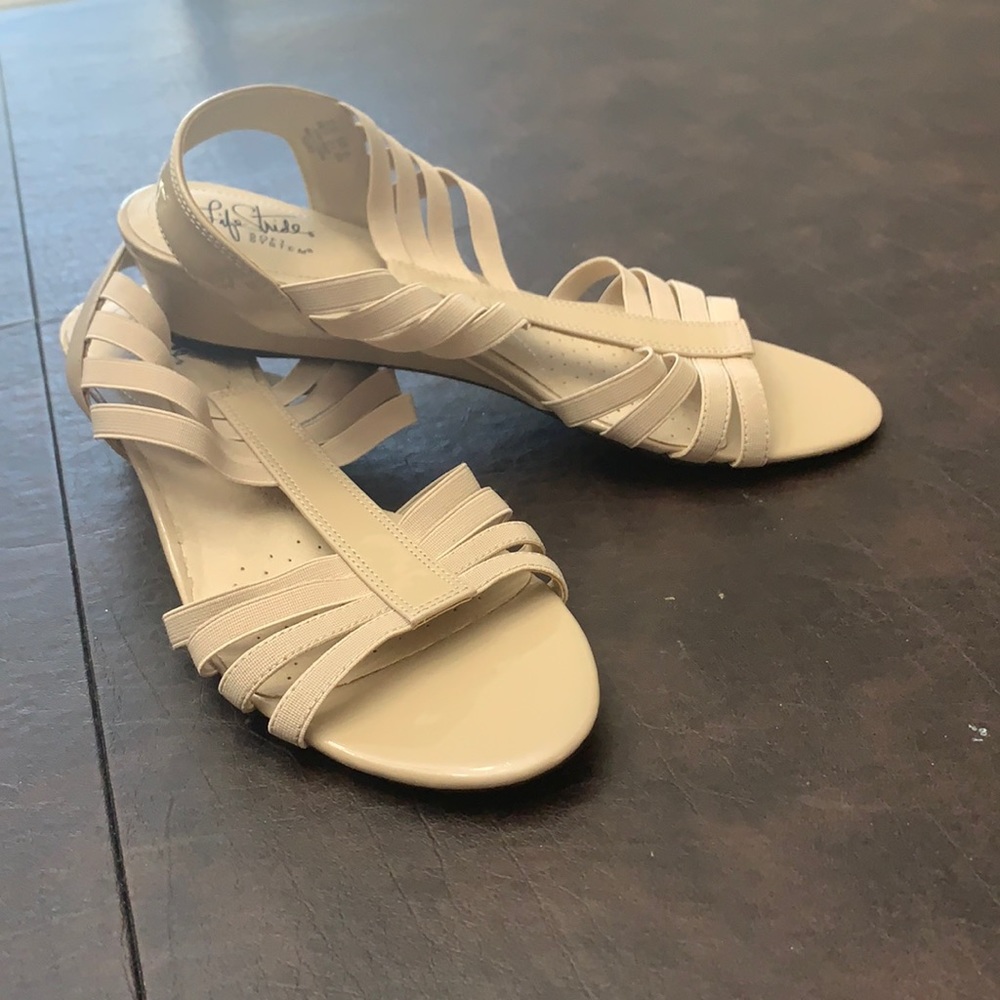 Sz 9.5 like new Life Stride Soft System dress sandals with 1.5” heel
